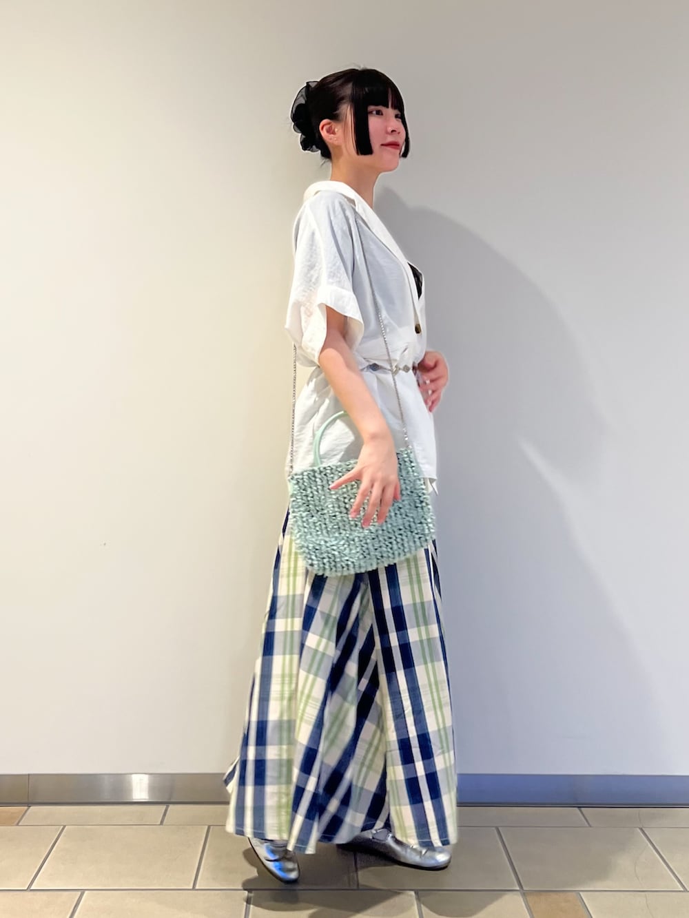 ブルー系のTシャツ/カットソー、ホワイト系のその他アウター、グリーン系のショルダーバッグを着用したレディースの秋コーディネートの3枚目の写真