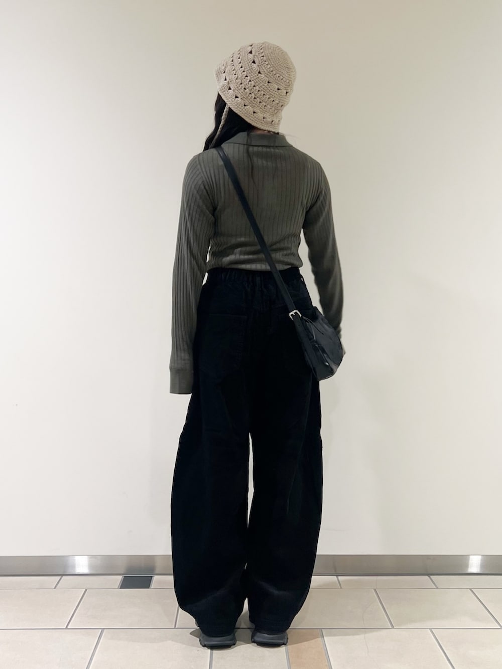 グリーン系のニット/セーター、グレー系のショルダーバッグ、ブラック系のその他パンツを着用したレディースの秋コーディネートの2枚目の写真