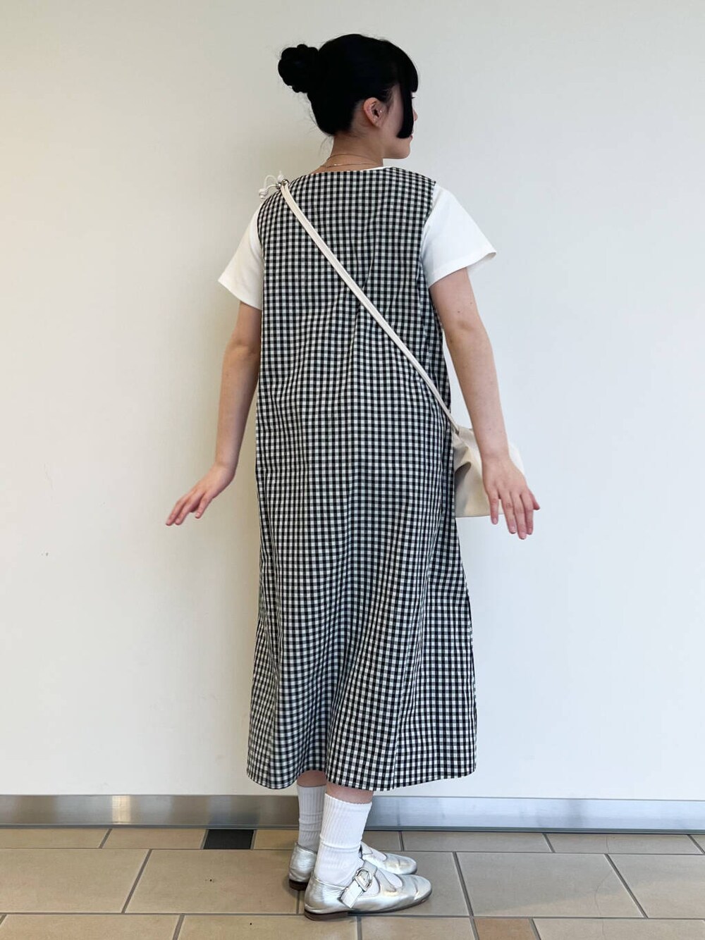 ホワイト系のショルダーバッグ、ホワイト系のTシャツ/カットソー、その他のワンピースを着用したレディースの夏コーディネートの3枚目の写真