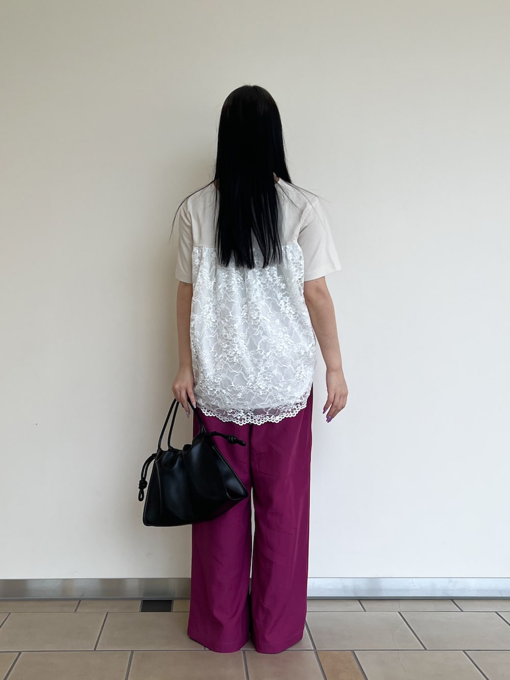 ホワイト系のTシャツ/カットソー、ホワイト系のサンダル、パープル系のその他パンツを着用したレディースの夏コーディネートの3枚目の写真
