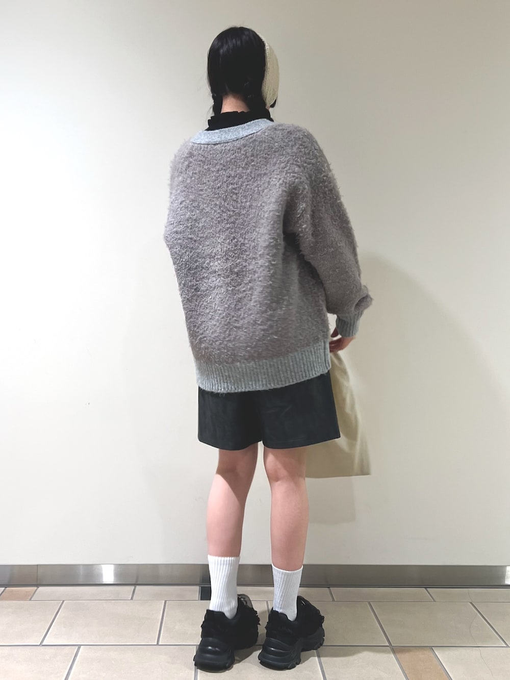 グレー系のカーディガン/ボレロ、ブラック系のニット/セーター、グレー系のその他パンツを着用したレディースの秋コーディネートの2枚目の写真