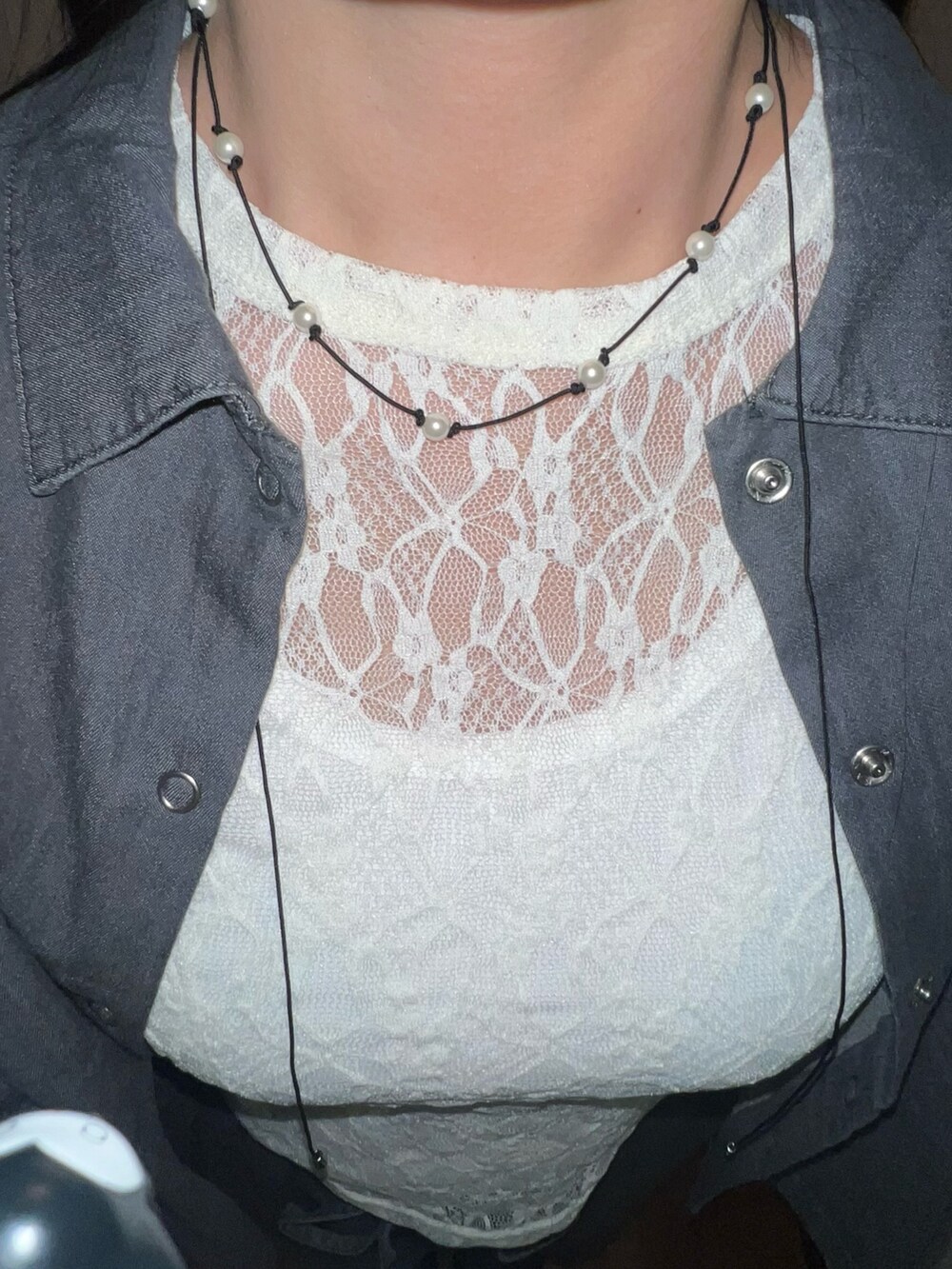 ホワイト系のTシャツ/カットソー、ブラック系のバレエシューズ、イエロー系のハンドバッグを着用したレディースの春コーディネートの4枚目の写真
