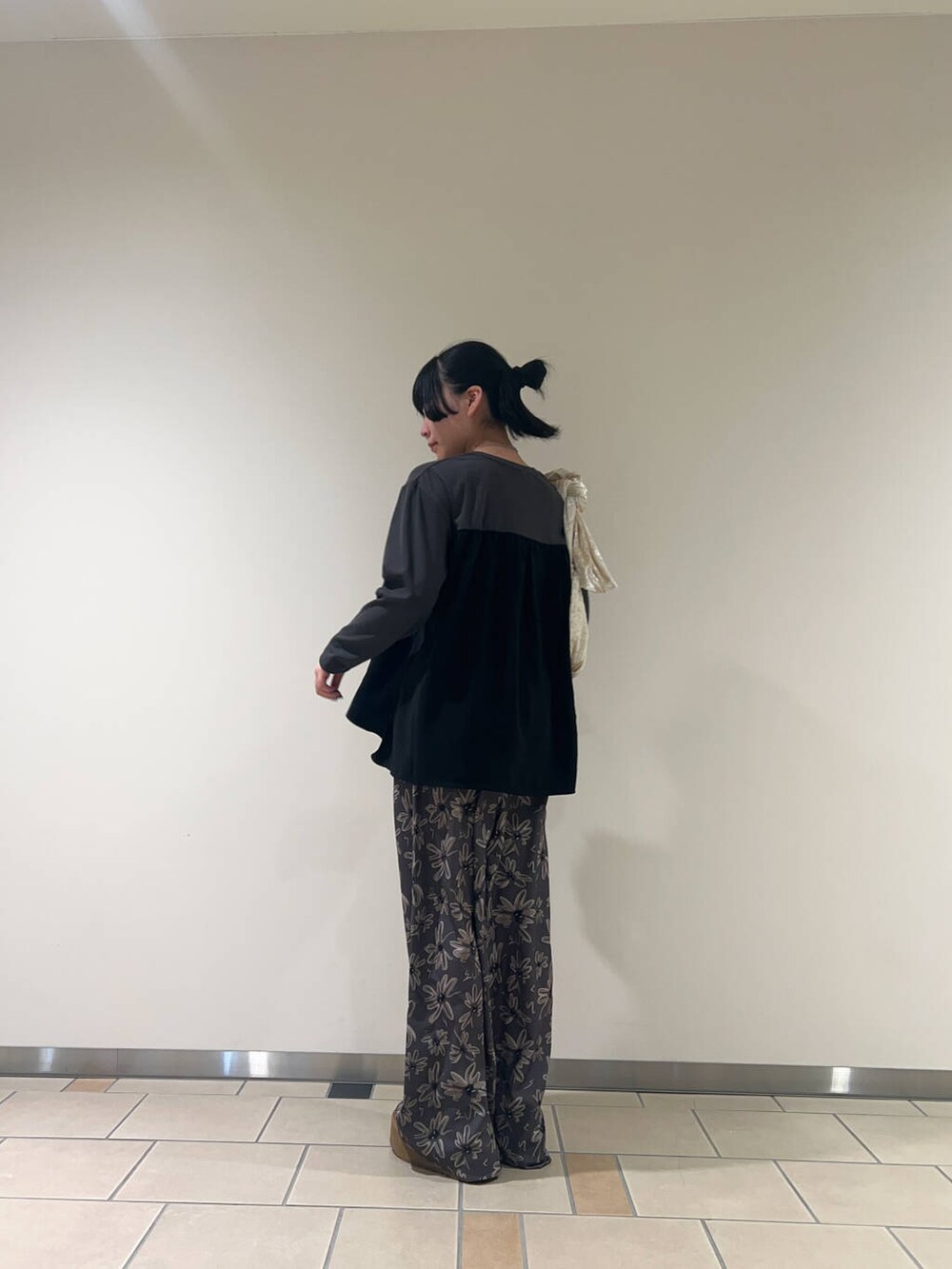 ベージュ系のハンドバッグ、グレー系のTシャツ/カットソー、グレー系のその他パンツを着用したレディースの冬コーディネートの2枚目の写真