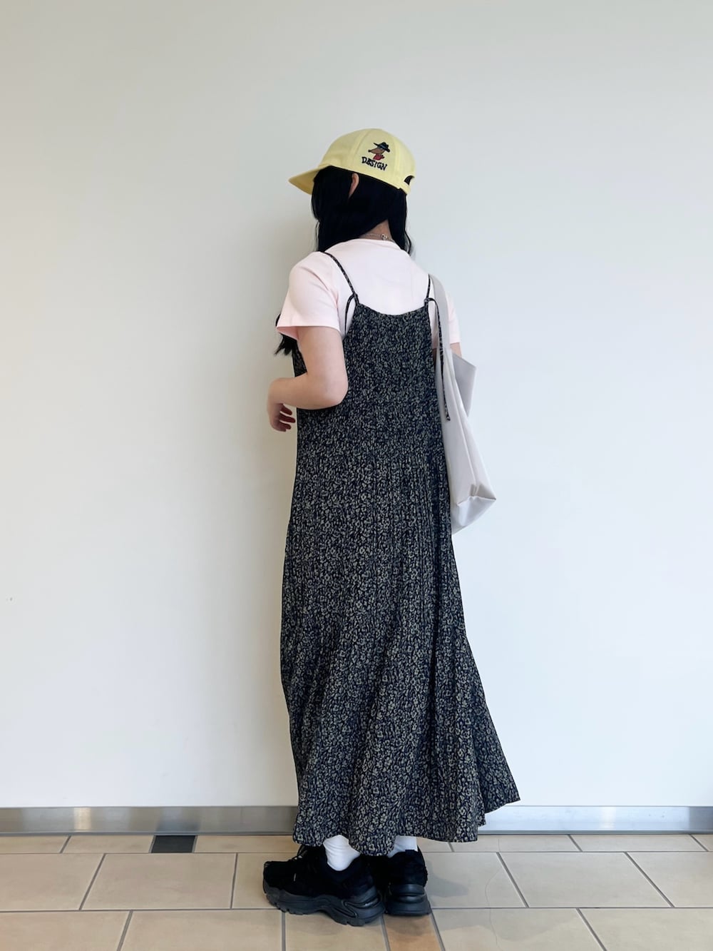ホワイト系のトートバッグ、ピンク系のTシャツ/カットソー、ブルー系のワンピースを着用したレディースの春コーディネートの2枚目の写真