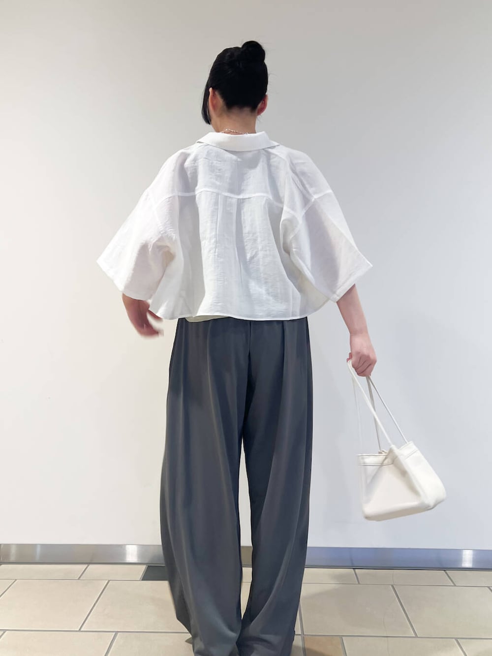 「イージーパンツ、RODESKO、SMELLY、休日スタイル、シアーシャツ、20代、items、158cm、スウェットパンツ、10代、ショート丈シャツ、カジュアルシャツ、ストレート×ブルベ夏、外遊びコーデ、ストレート×カジュアル」｜「RODE SKOの『35～40サイズ展開』『MADE IN JAPAN』プレーンバレエシューズ（バレエシューズ、ブルー系）」を使った、𖤐KIRA𖤐 さん（レディース・158cm）の春コーディネートの2枚目の写真