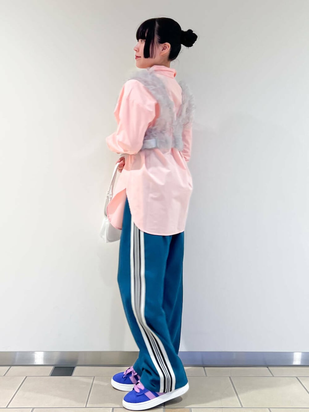 ホワイト系のハンドバッグ、ピンク系のシャツ/ブラウス、グリーン系のその他パンツを着用したレディースの春コーディネートの3枚目の写真