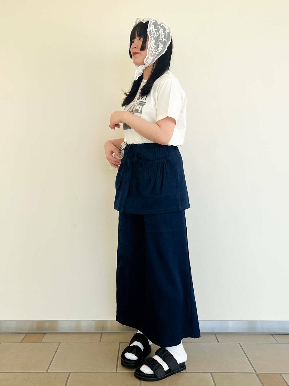 「RODESKO、SMELLY、senseofplace、休日スタイル、20代、items、サンダルコーデ、シンプルtシャツ、iラインスカート、10代、きれいめスカート、骨格ストレート、158cmコーデ、サンダル×ソックス、カジュアルtシャツ」|「RODE SKOのギャザースライドサンダル(サンダル、ブラック系)」を使った、𖤐KIRA𖤐 さん(レディース・158cm)の春コーディネートの2枚目の写真