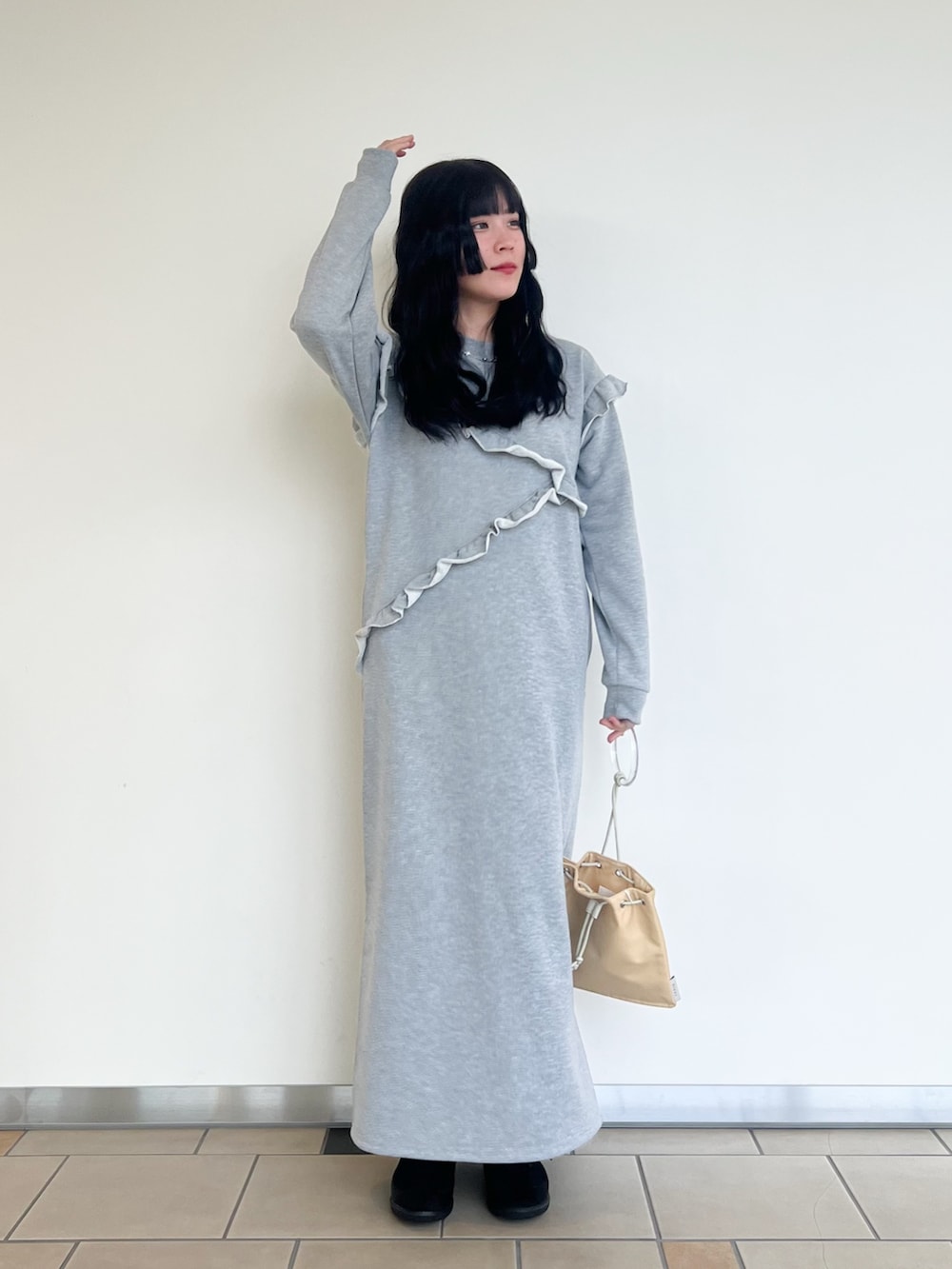 ブラック系のスニーカー、グレー系のワンピース、イエロー系のショルダーバッグを着用したレディースの春コーディネートの2枚目の写真