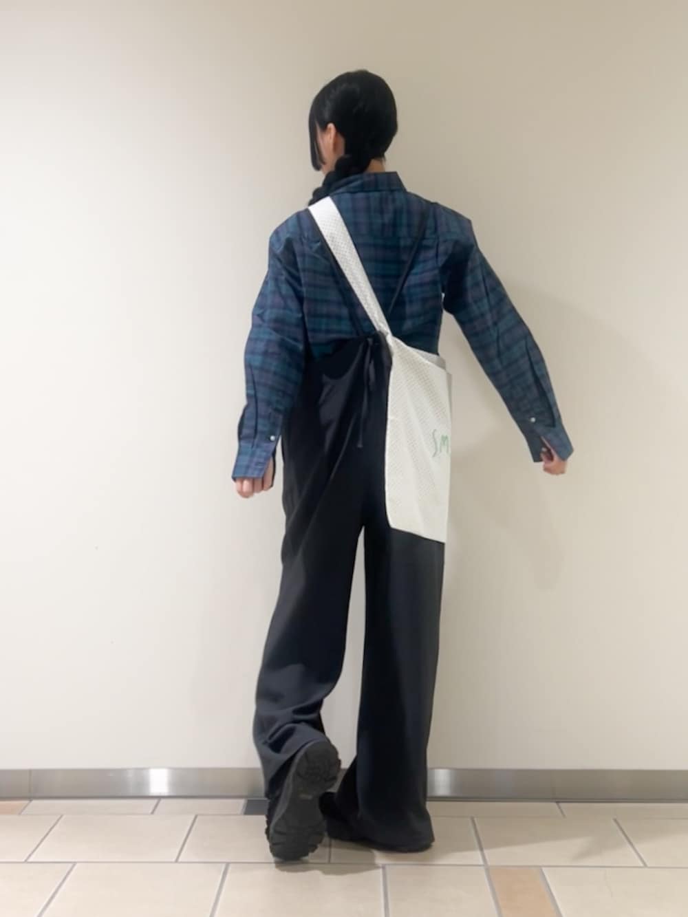 グレー系のサロペット/オーバーオール、その他のシャツ/ブラウス、ホワイト系のショルダーバッグを着用したレディースの秋コーディネートの2枚目の写真