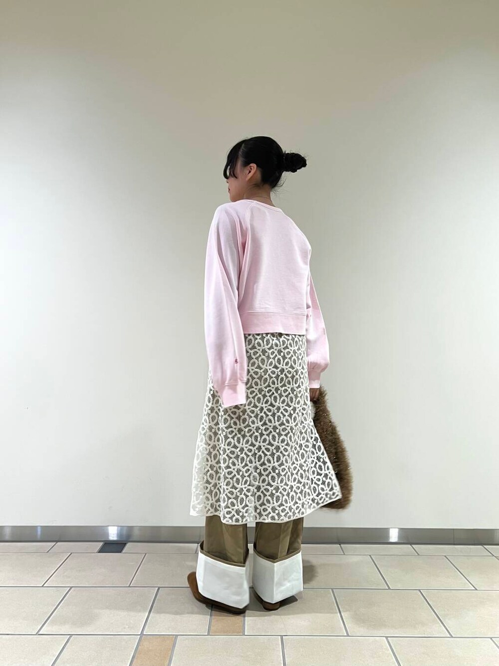 イエロー系のその他シューズ、ホワイト系のワンピース、ベージュ系のその他パンツを着用したレディースの冬コーディネートの2枚目の写真