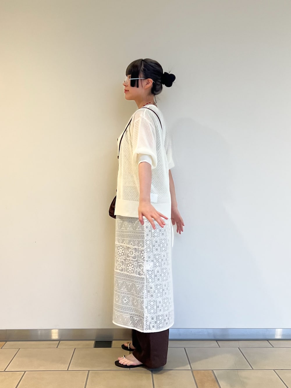 ホワイト系のワンピース、ホワイト系のニット/セーター、ブラウン系のその他パンツを着用したレディースの夏コーディネートの2枚目の写真
