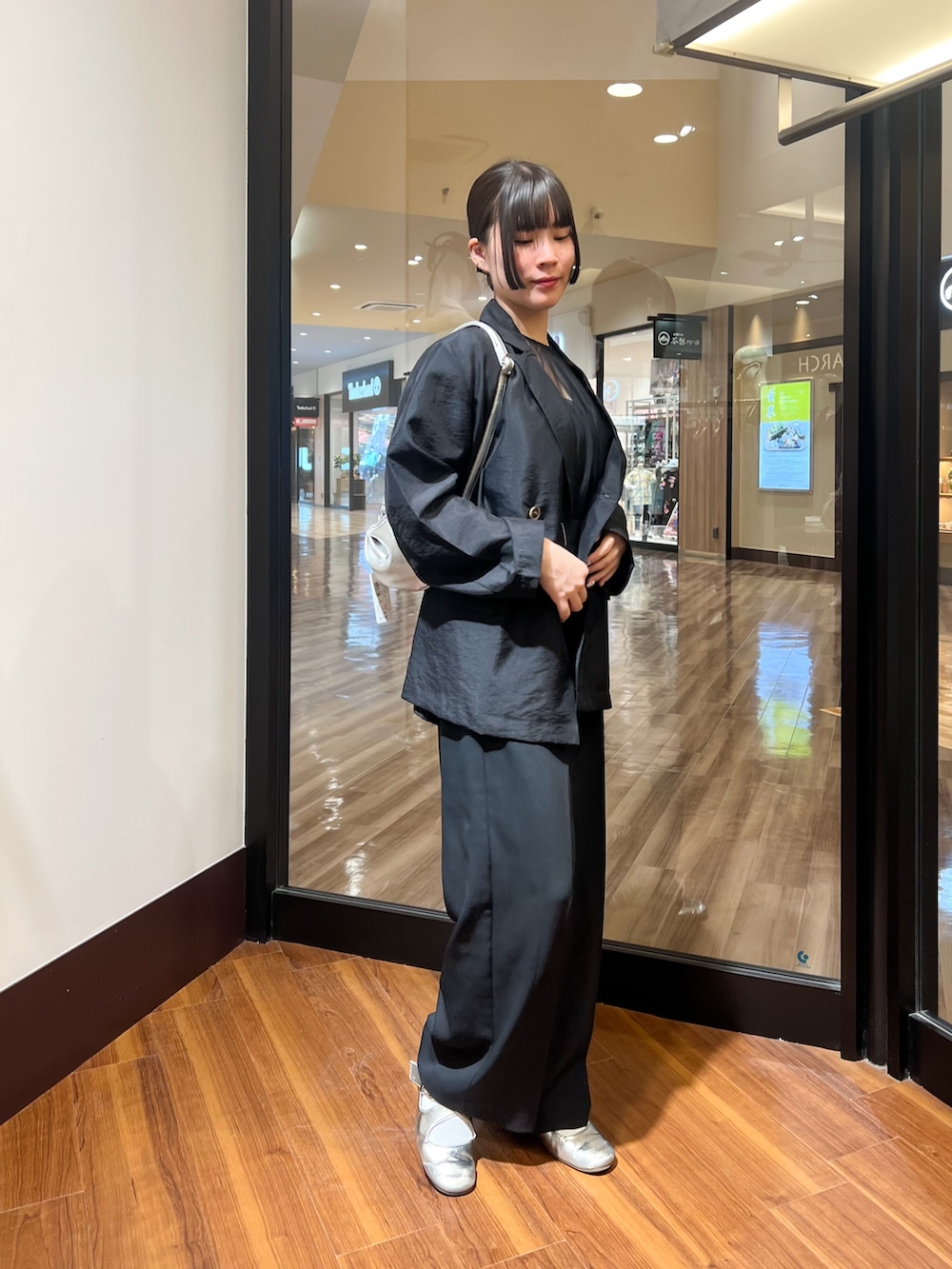 ブラック系のその他アウター、ブラック系のワンピースを着用したレディースの秋コーディネートの2枚目の写真