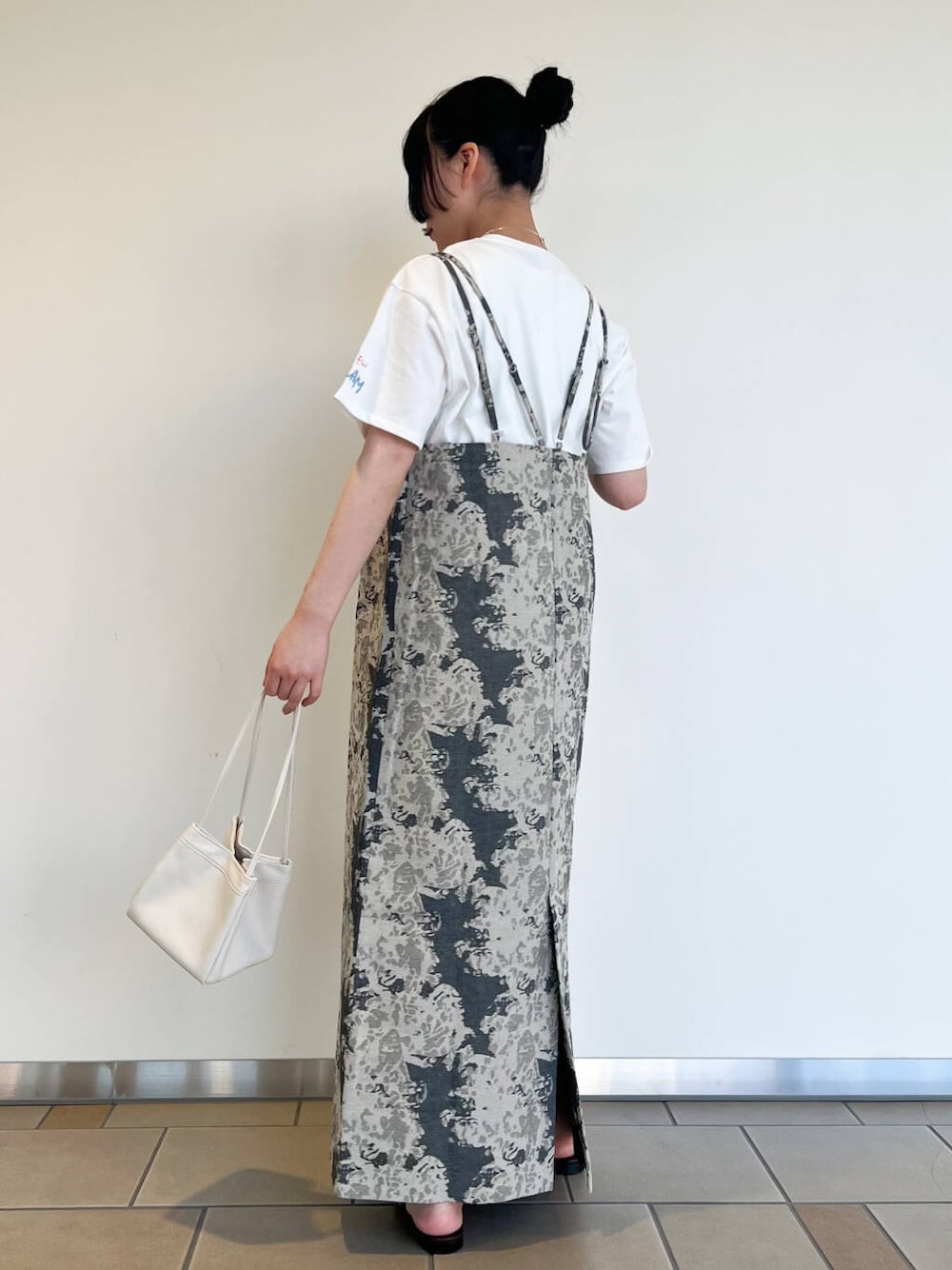 「キャミワンピース、RODESKO、SMELLY、items、ロゴTシャツ、20代コーデ、シンプルtシャツ、オーバーサイズtシャツ、10代コーデ、骨格ストレート、158cmコーデ、ストレート×ブルベ夏、ストレート×カジュアル、最旬サンダルスタイル」｜「RODE SKOの『MADE IN JAPAN』メタルフラットサンダル（サンダル、ブラウン系）」を使った、𖤐KIRA𖤐 さん（レディース・158cm）の夏コーディネートの2枚目の写真