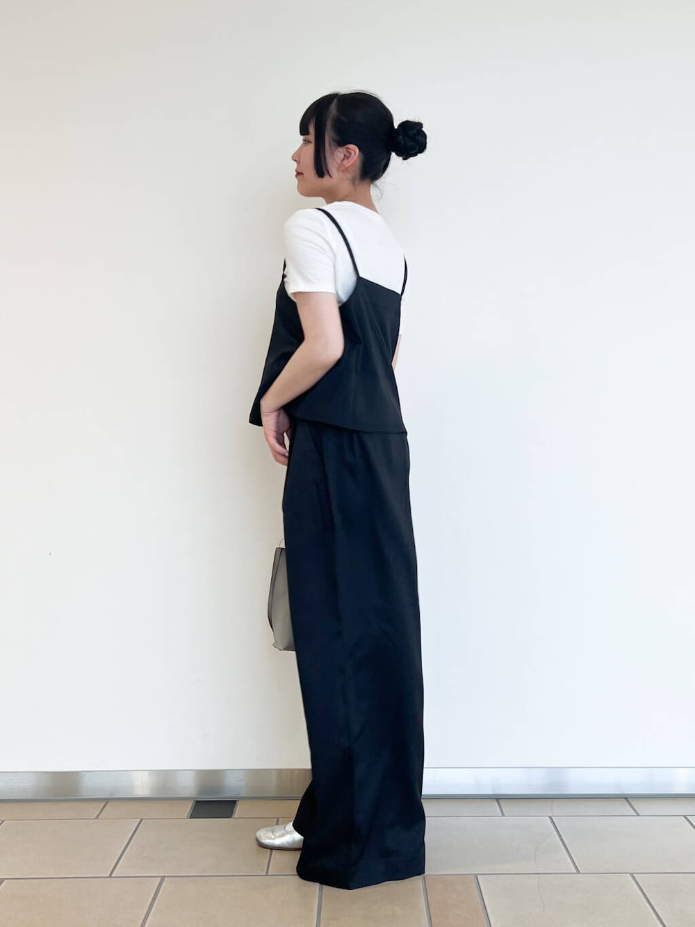 グレー系のショルダーバッグ、ホワイト系のワンピースを着用したレディースの夏コーディネートの3枚目の写真