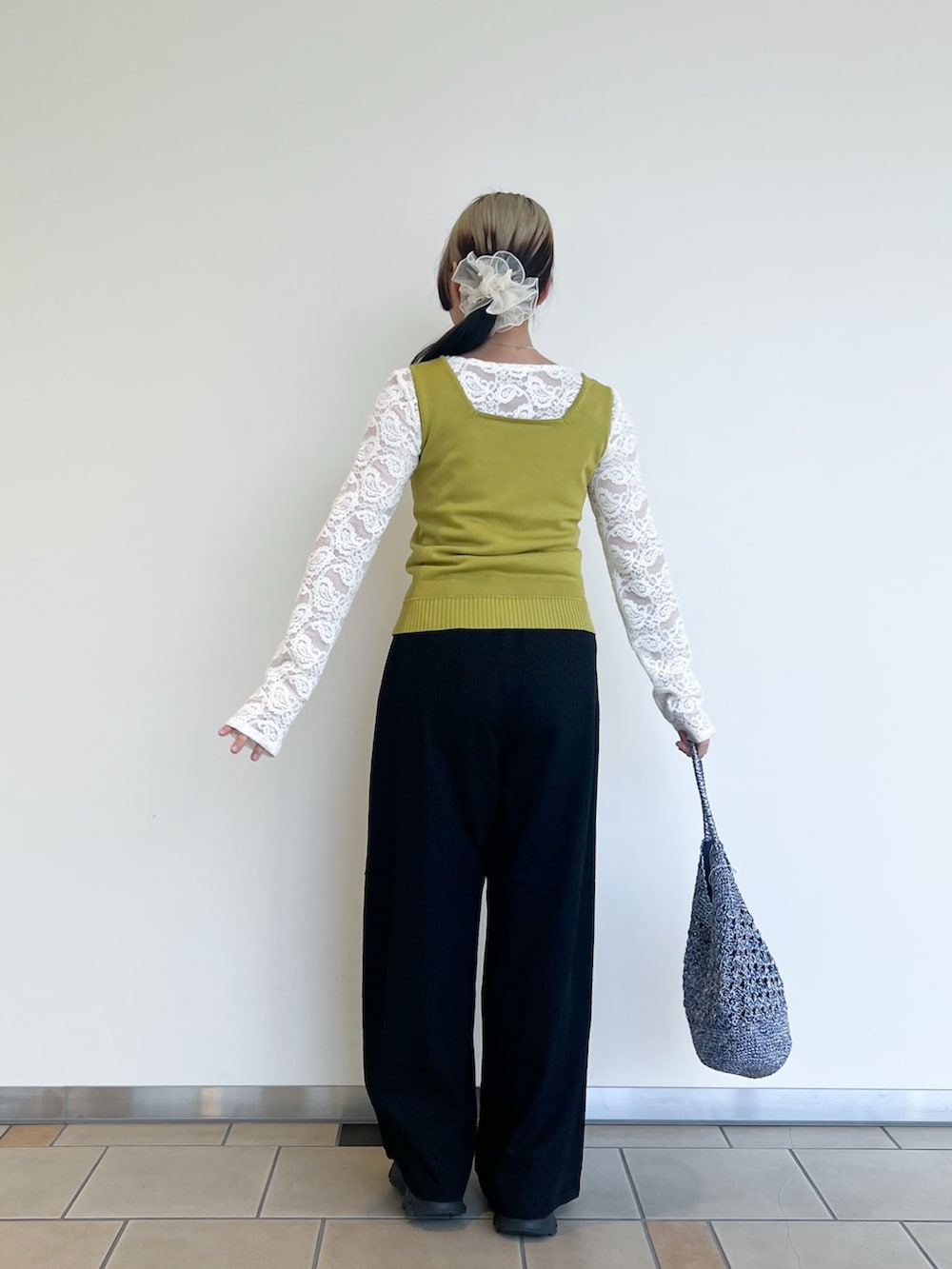 ホワイト系のTシャツ/カットソー、グリーン系のニット/セーター、その他のその他パンツを着用したレディースの秋コーディネートの3枚目の写真
