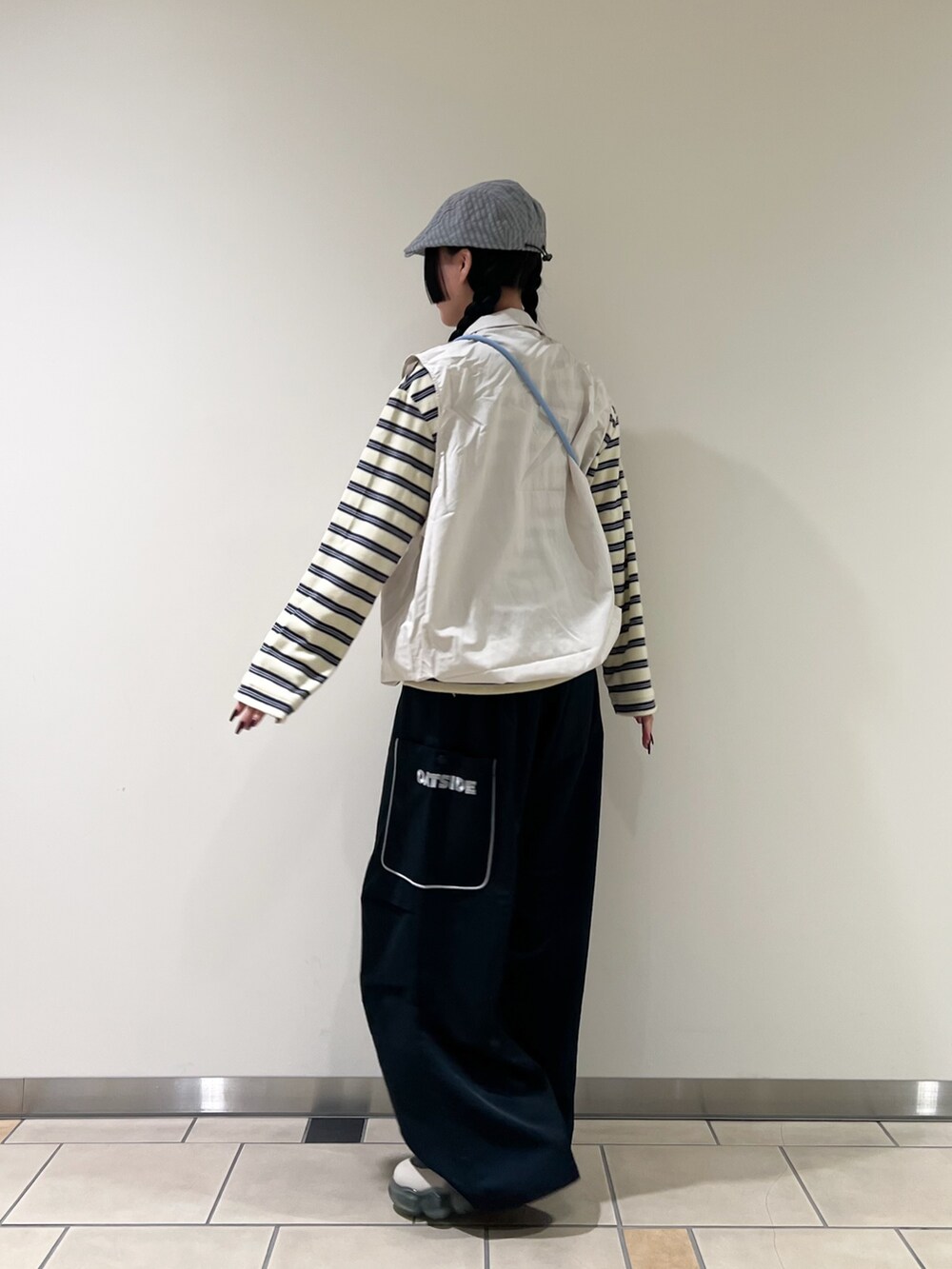 ブラック系のその他パンツ、ベージュ系のその他アウター、ベージュ系のTシャツ/カットソーを着用したレディースの春コーディネートの3枚目の写真