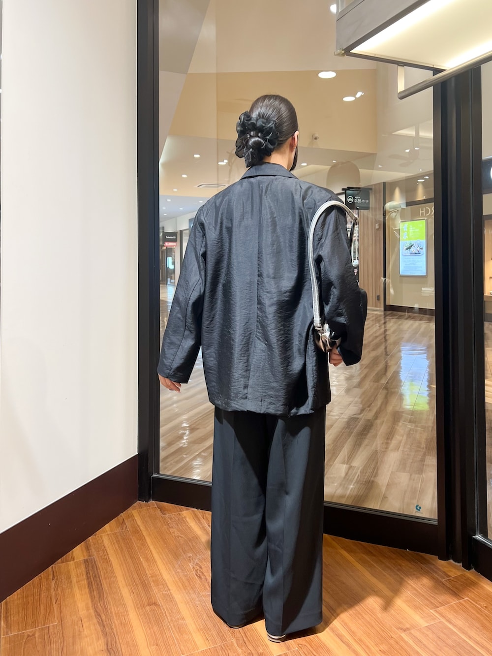 ブラック系のその他アウター、ブラック系のワンピースを着用したレディースの秋コーディネートの3枚目の写真