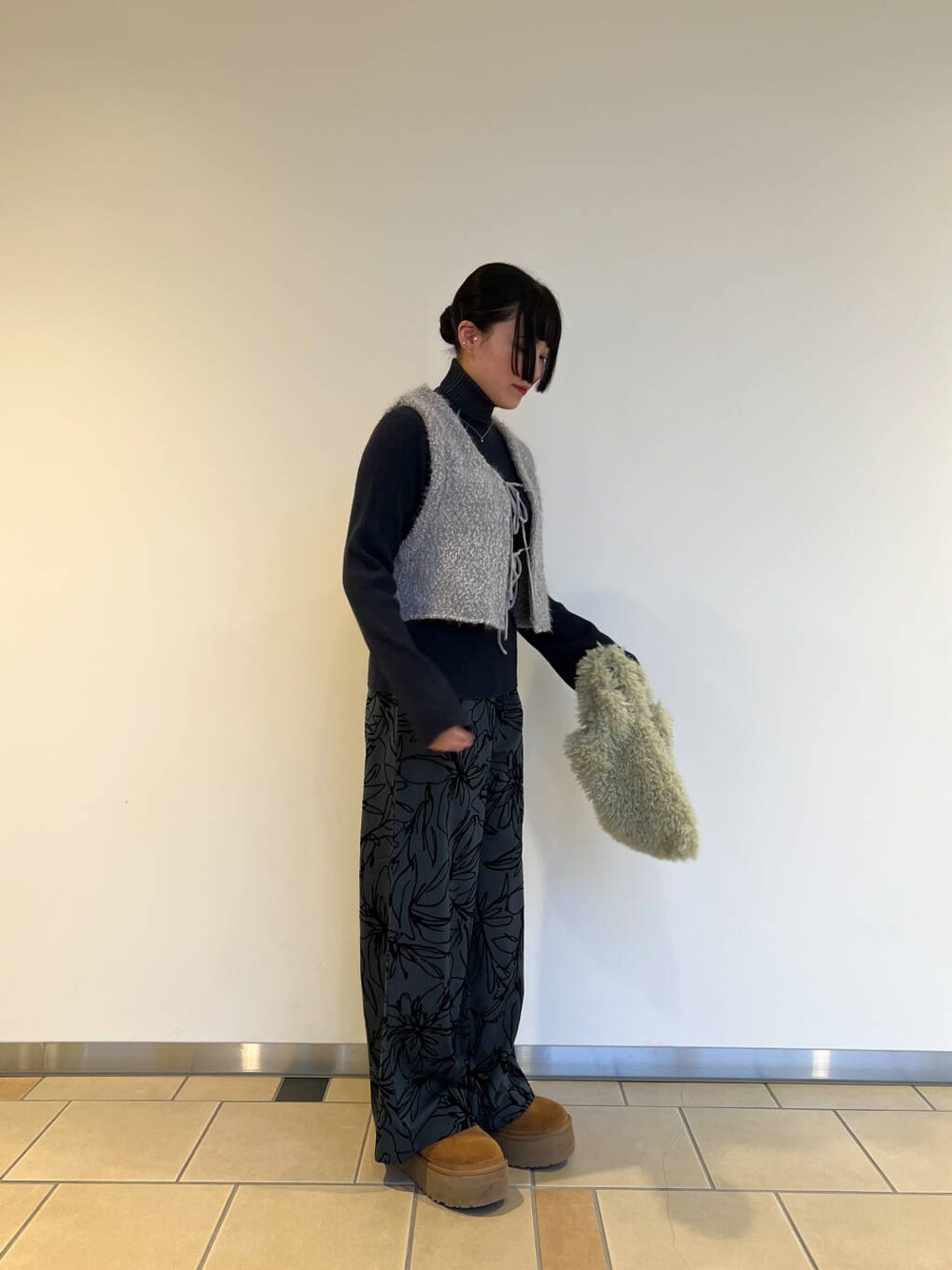 ブルー系のニット/セーター、グリーン系のその他パンツ、グリーン系のハンドバッグを着用したレディースの冬コーディネートの2枚目の写真