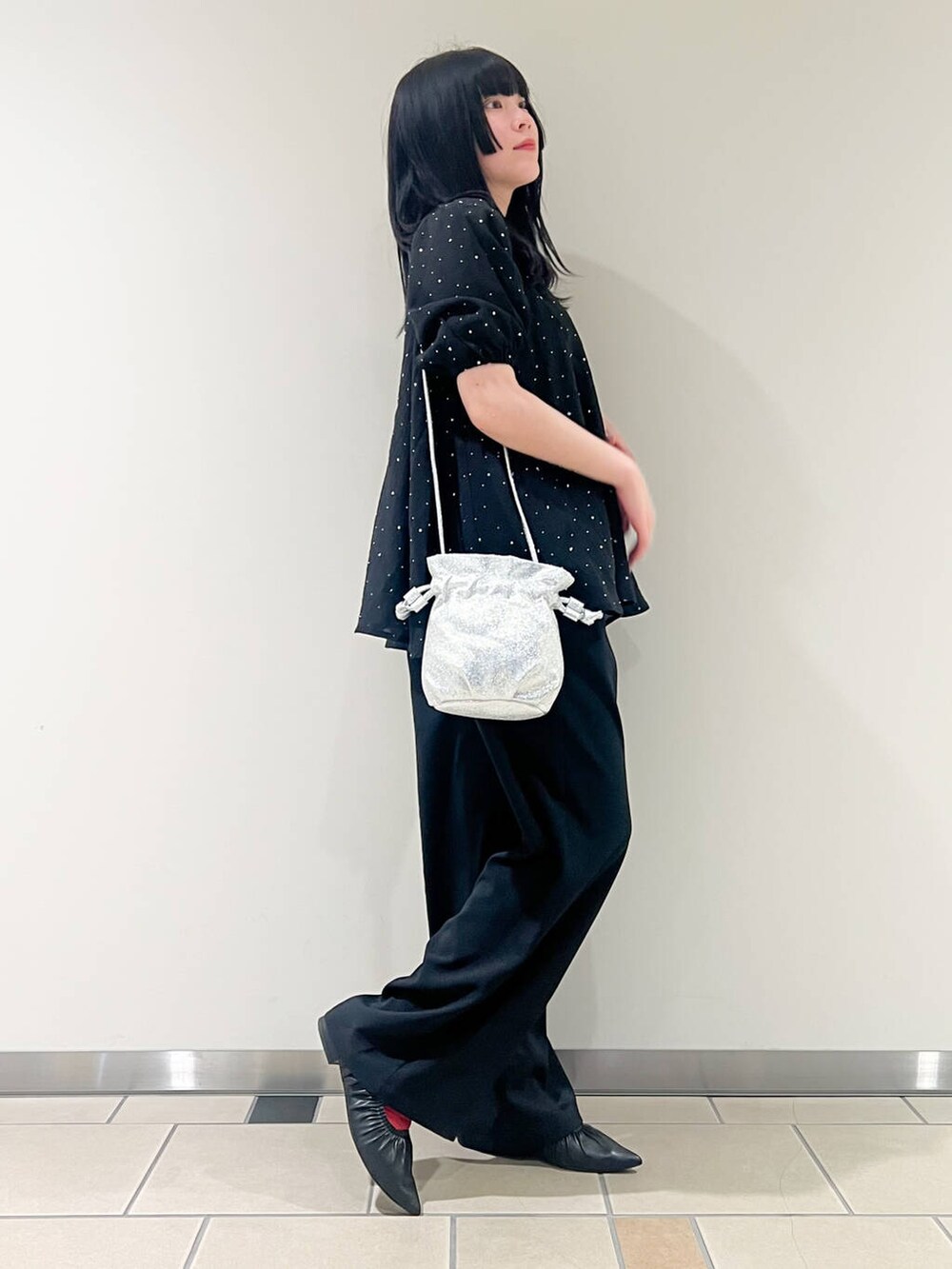 シルバー系のショルダーバッグ、ブラック系のバレエシューズ、ブラック系のその他パンツを着用したレディースの春コーディネートの2枚目の写真