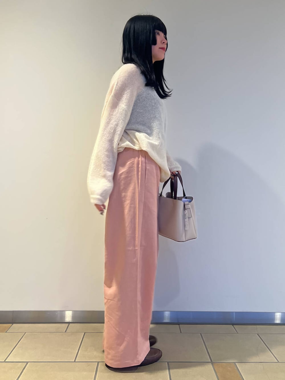 ブラウン系のローファー、ホワイト系のハンドバッグ、ピンク系のその他パンツを着用したレディースの春コーディネートの4枚目の写真