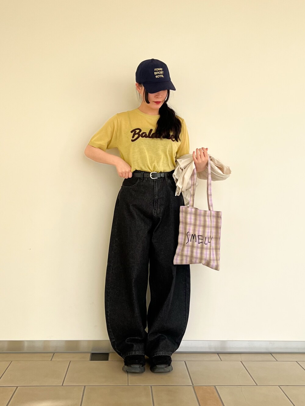 その他のトートバッグ、ブラック系のデニムパンツ、ホワイト系のブルゾンを着用したレディースの春コーディネートの2枚目の写真