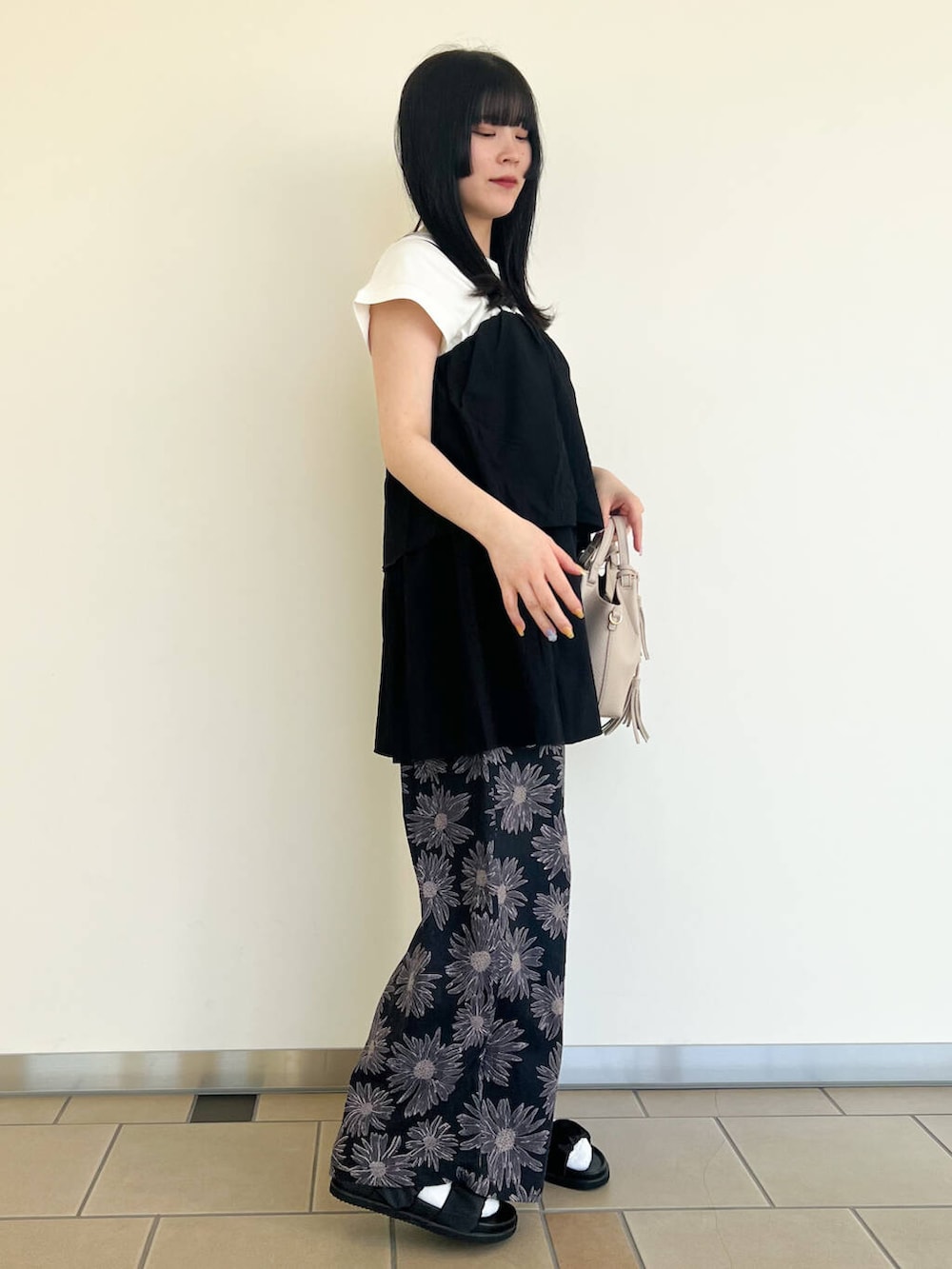 ブラック系のサンダル、ホワイト系のショルダーバッグ、ブルー系のその他パンツを着用したレディースの春コーディネートの2枚目の写真