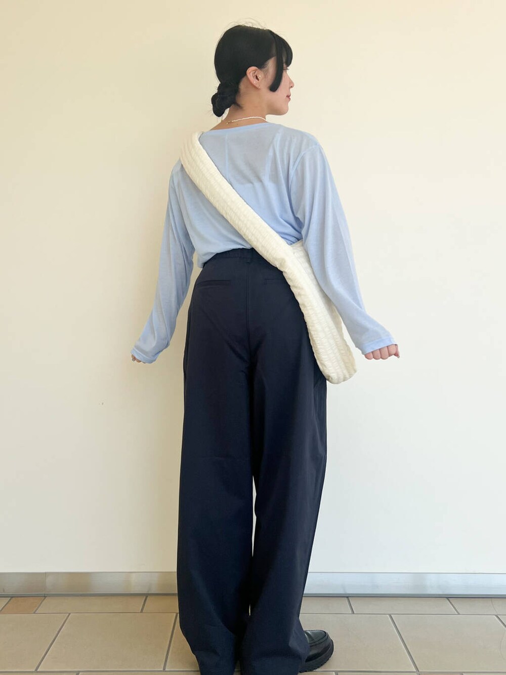 ホワイト系のショルダーバッグ、ブルー系のその他パンツ、ブルー系のTシャツ/カットソーを着用したレディースの春コーディネートの3枚目の写真