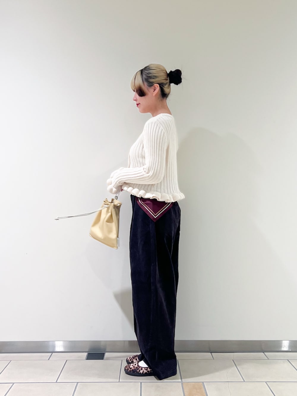ホワイト系のカーディガン/ボレロ、グレー系のその他パンツ、その他のバレエシューズを着用したレディースの秋コーディネートの3枚目の写真
