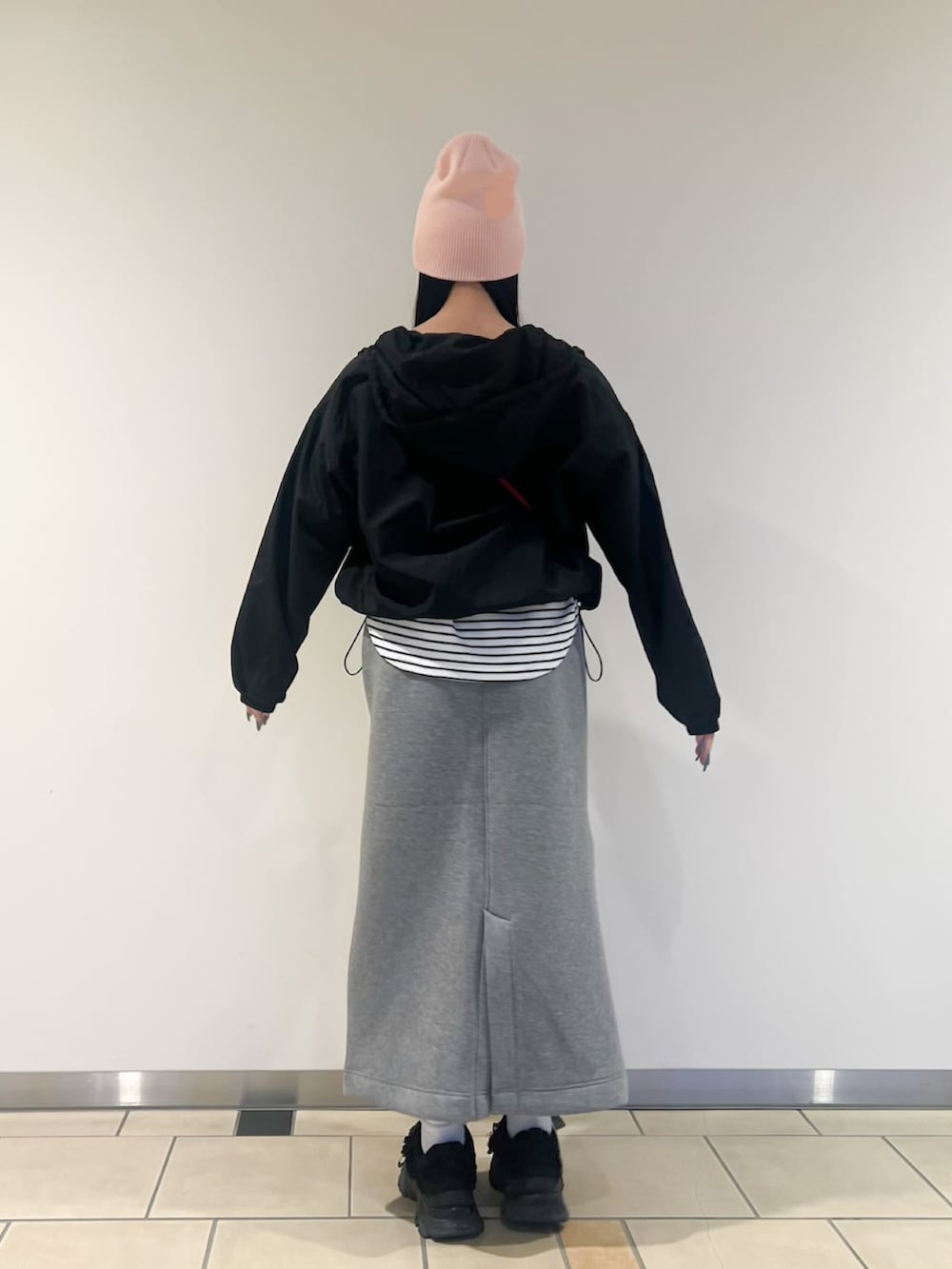 レッド系のショルダーバッグ、ホワイト系のTシャツ/カットソー、ブラック系のブルゾンを着用したレディースの春コーディネートの2枚目の写真