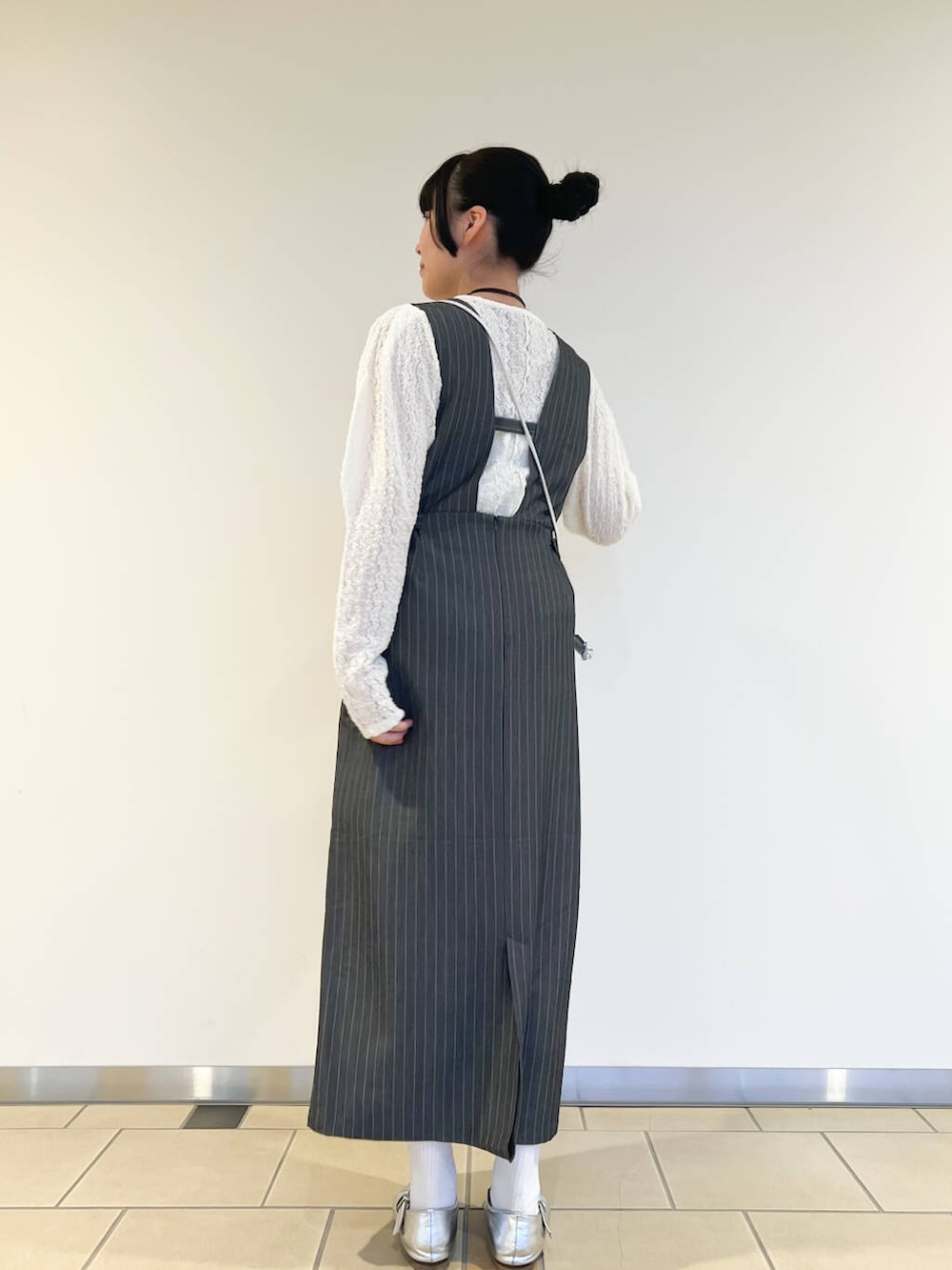 シルバー系のショルダーバッグ、ホワイト系のTシャツ/カットソー、グレー系のワンピースを着用したレディースの春コーディネートの2枚目の写真