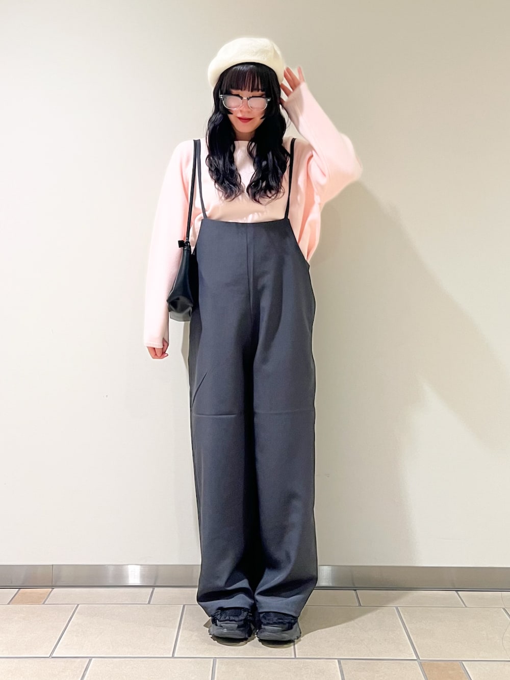 グレー系のサロペット/オーバーオール、ピンク系のニット/セーター、ホワイト系のハンチング/ベレー帽を着用したレディースの秋コーディネートの2枚目の写真