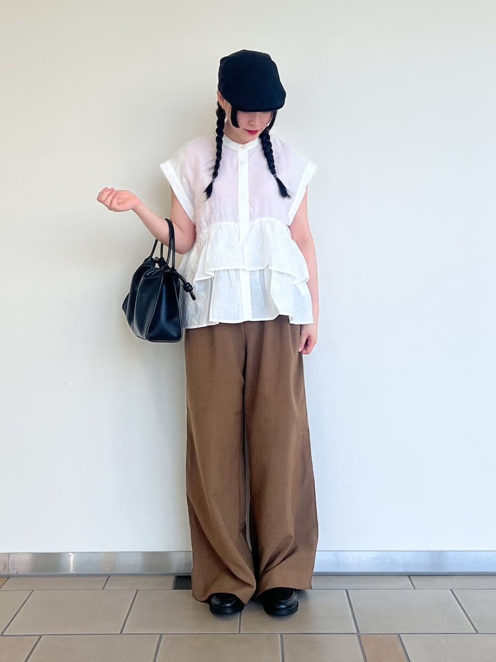 レッド系のニット/セーター、ホワイト系のシャツ/ブラウス、ブラウン系のその他パンツを着用したレディースの夏コーディネートの3枚目の写真