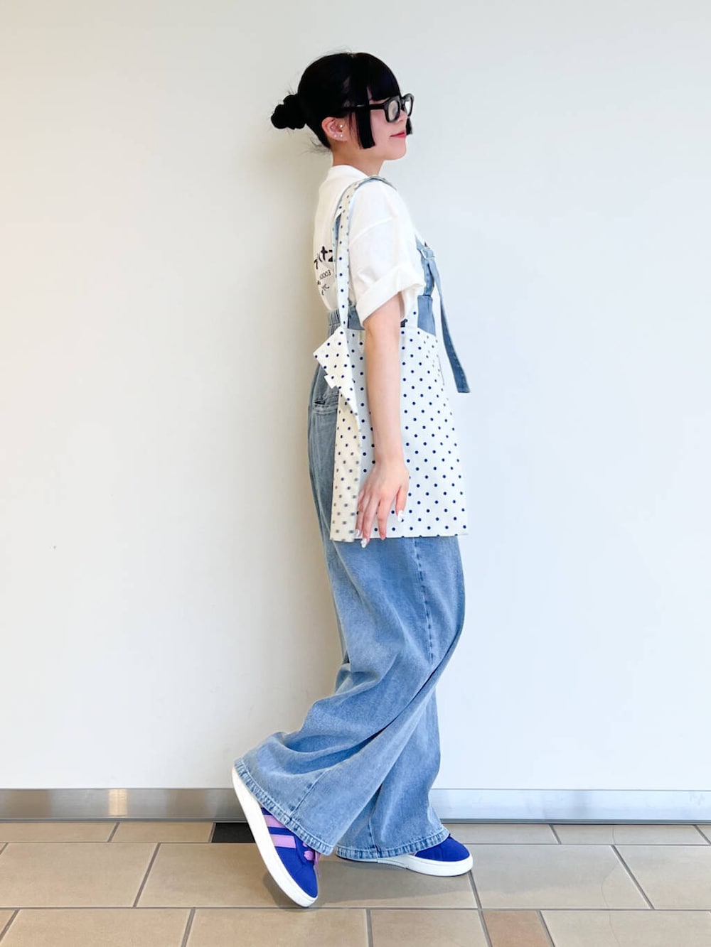 その他のトートバッグ、その他のTシャツ/カットソー、ブルー系のサロペット/オーバーオールを着用したレディースの夏コーディネートの2枚目の写真