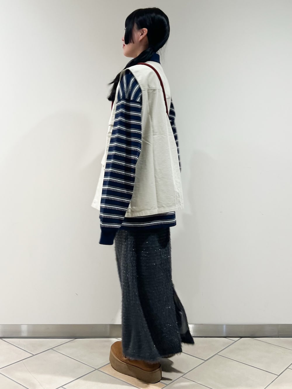 ブルー系のTシャツ/カットソー、ホワイト系のベスト、レッド系のショルダーバッグを着用したレディースの春コーディネートの2枚目の写真