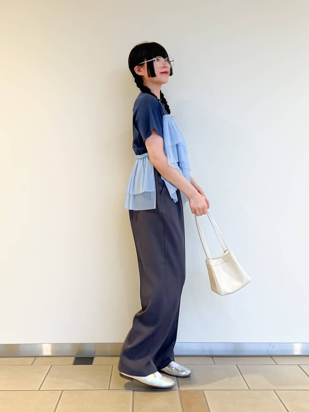 ホワイト系のハンドバッグ、ブルー系のTシャツ/カットソー、グレー系のその他パンツを着用したレディースの夏コーディネートの2枚目の写真