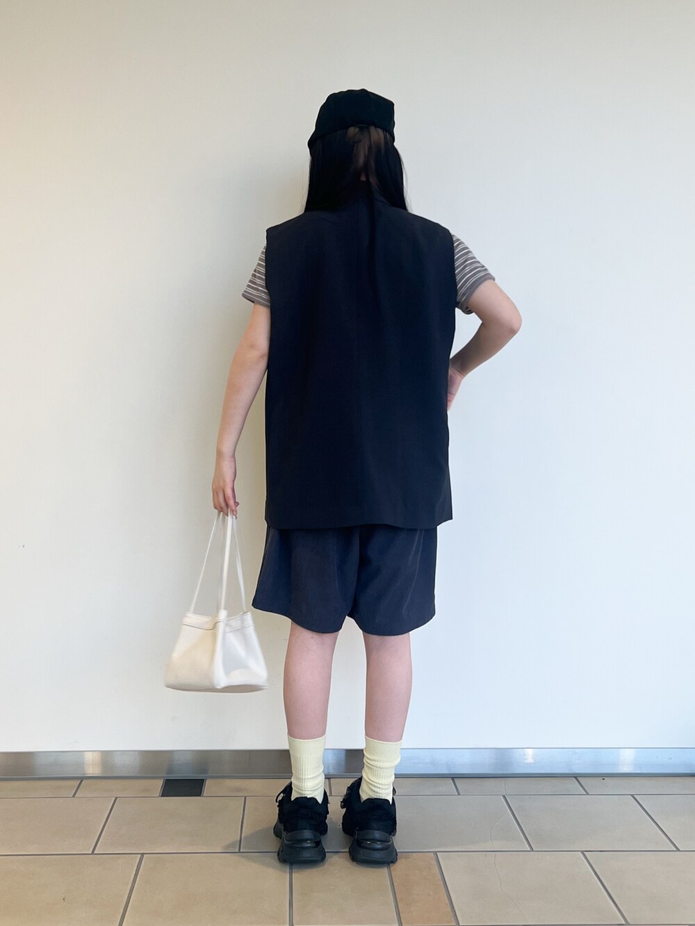 グレー系のTシャツ/カットソー、グレー系のその他パンツを着用したレディースの夏コーディネートの2枚目の写真
