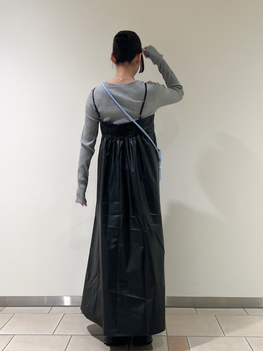 ブルー系のショルダーバッグ、ブラック系のワンピースを着用したレディースの秋コーディネートの3枚目の写真