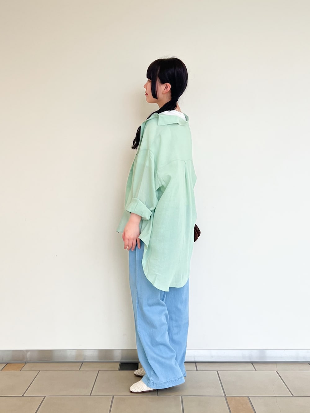 ブルー系のその他パンツ、ベージュ系のTシャツ/カットソー、ホワイト系のバレエシューズを着用したレディースの春コーディネートの2枚目の写真