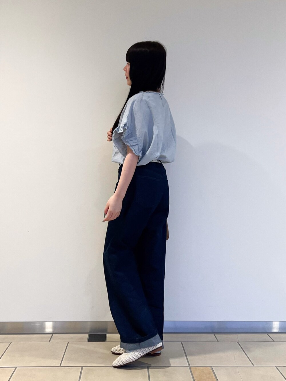 その他のシャツ/ブラウス、ブルー系のデニムパンツ、ホワイト系のバレエシューズを着用したレディースの春コーディネートの2枚目の写真
