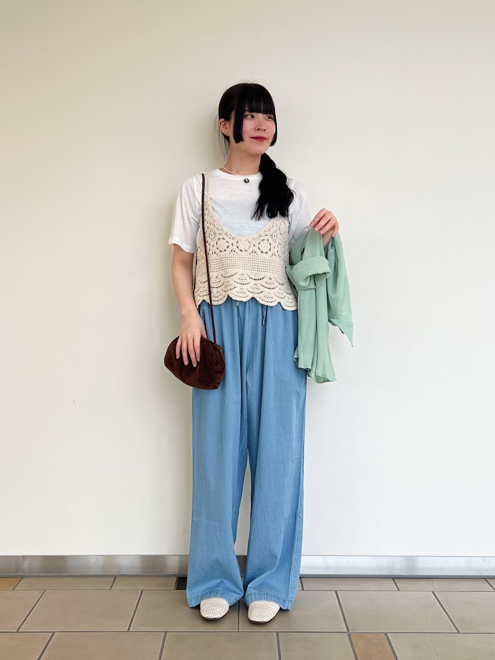 ブルー系のその他パンツ、ベージュ系のTシャツ/カットソー、ホワイト系のバレエシューズを着用したレディースの春コーディネートの3枚目の写真