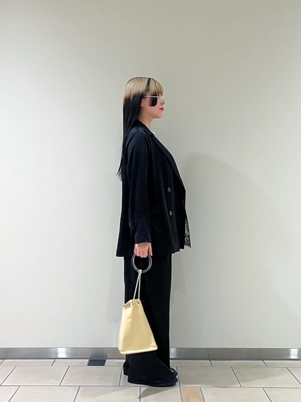 ブラック系のその他パンツ、ブラウン系のその他アウター、ブラック系のキャミソールを着用したレディースの秋コーディネートの4枚目の写真