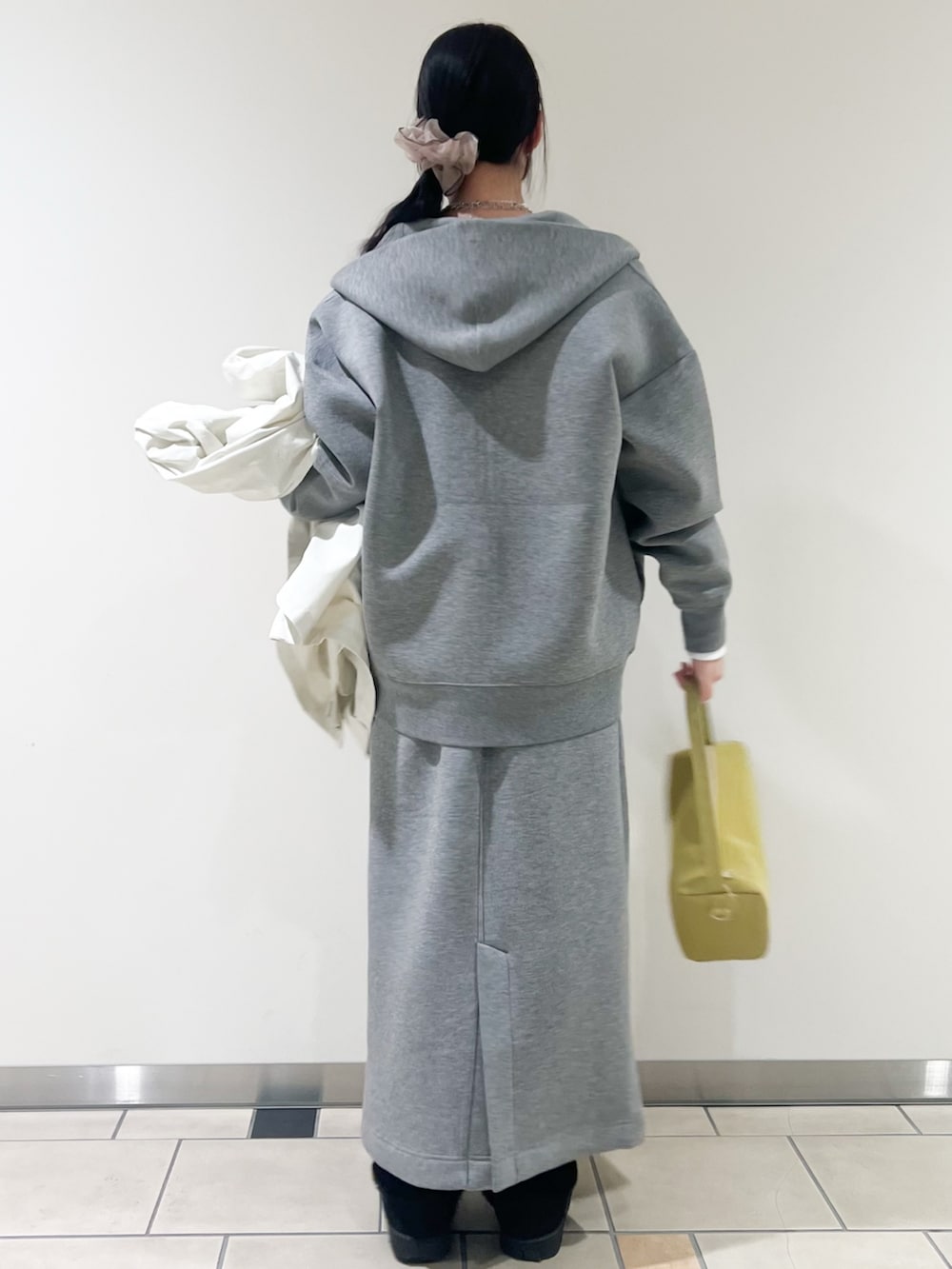 ホワイト系のTシャツ/カットソー、イエロー系のトートバッグ、ホワイト系のパーカーを着用したレディースの春コーディネートの4枚目の写真