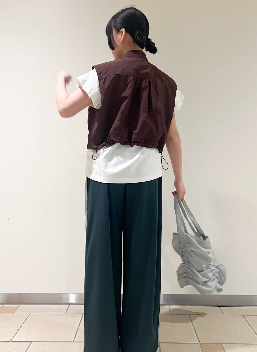 ブラウン系のその他パンツ、ブラウン系のその他アウター、グレー系のトートバッグを着用したレディースの春コーディネートの3枚目の写真