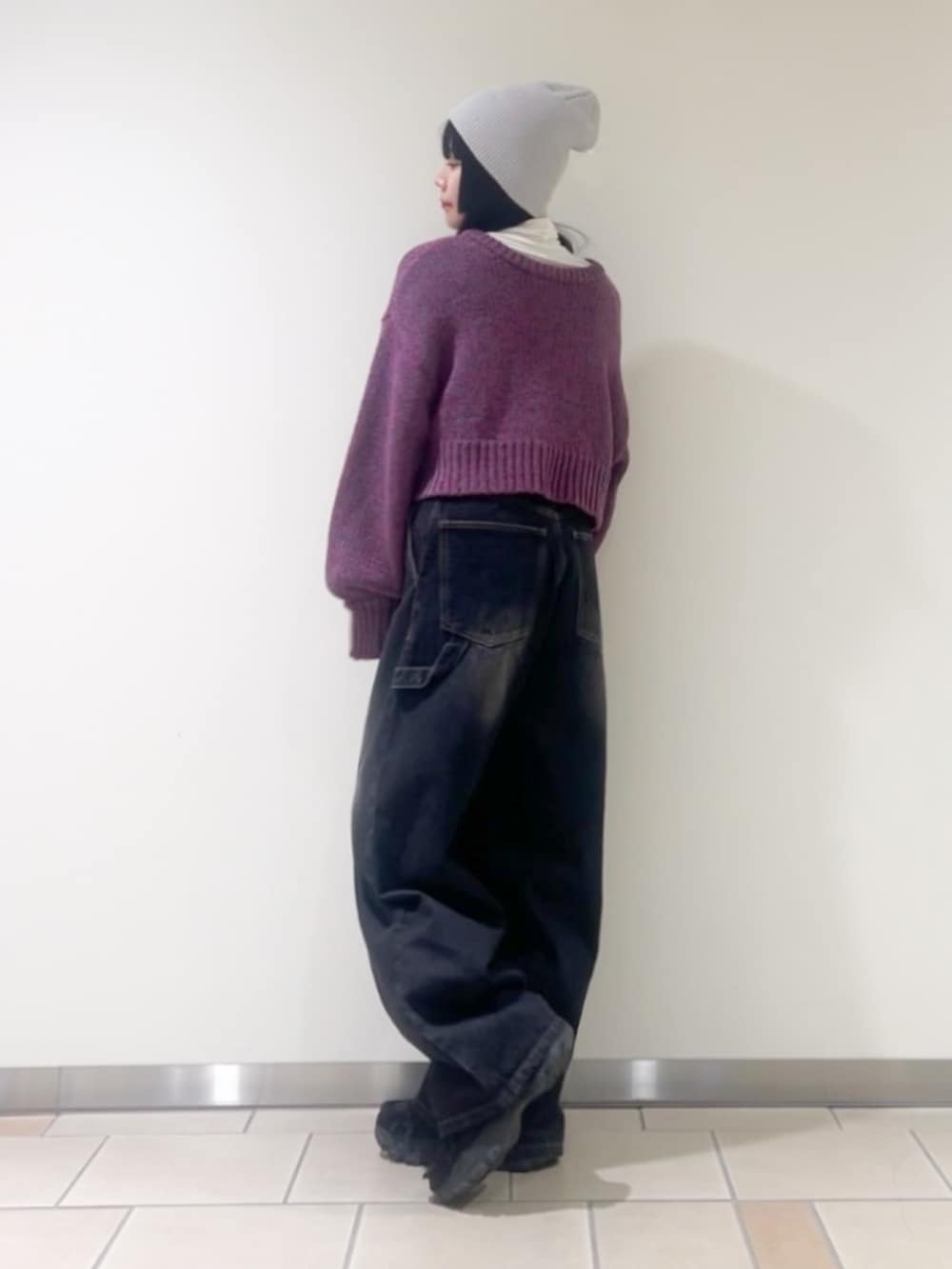 ホワイト系のTシャツ/カットソー、ピンク系のニット/セーター、ブラック系のデニムパンツを着用したレディースの秋コーディネートの2枚目の写真