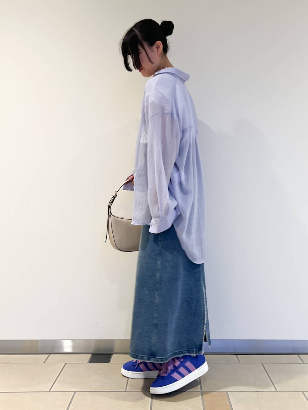 パープル系のシャツ/ブラウス、ホワイト系のTシャツ/カットソー、ブルー系のスカートを着用したレディースの春コーディネートの3枚目の写真
