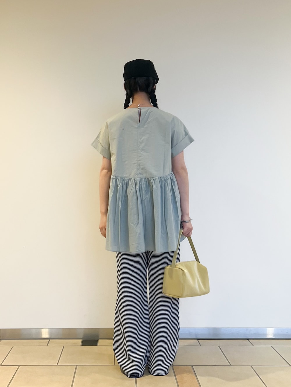 ブルー系のその他パンツ、イエロー系のトートバッグ、グリーン系のシャツ/ブラウスを着用したレディースの夏コーディネートの2枚目の写真
