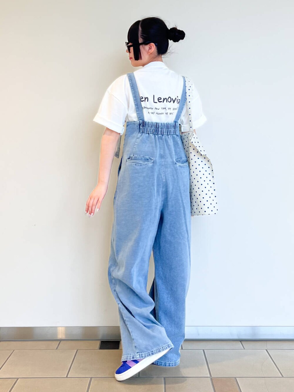 その他のトートバッグ、その他のTシャツ/カットソー、ブルー系のサロペット/オーバーオールを着用したレディースの夏コーディネートの3枚目の写真