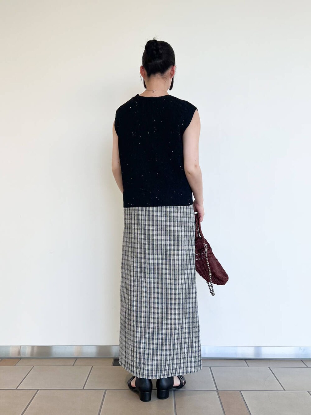 ブラック系のサンダル、ブラウン系のショルダーバッグ、その他のワンピースを着用したレディースの夏コーディネートの2枚目の写真