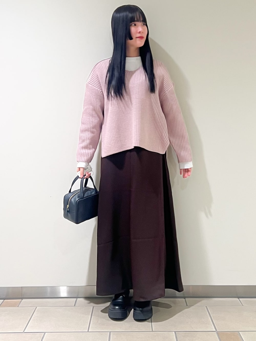 ピンク系のワンピース、ホワイト系のTシャツ/カットソーを着用したレディースの冬コーディネートの3枚目の写真