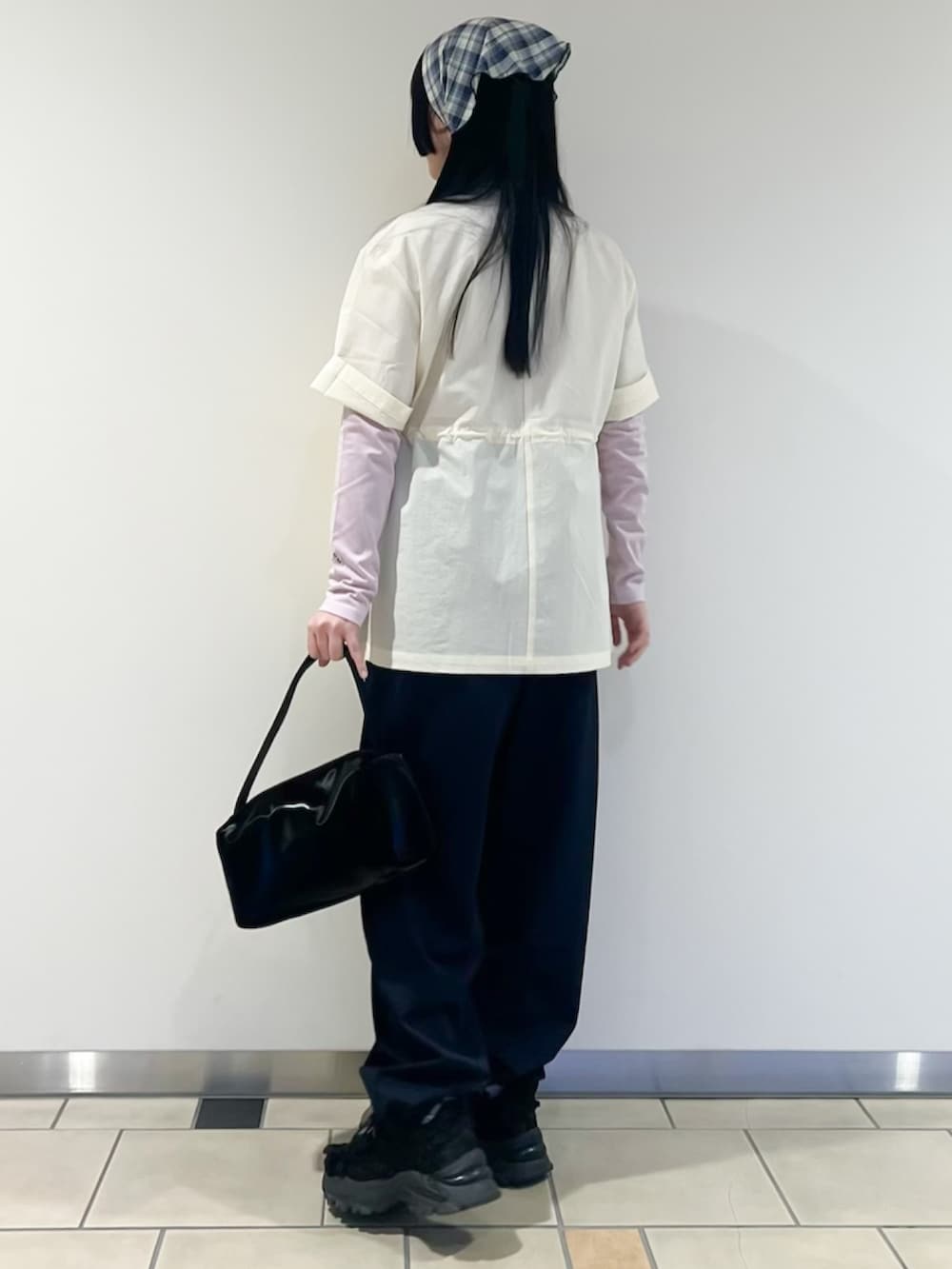 ピンク系のTシャツ/カットソー、ホワイト系のその他アウター、ブルー系のその他パンツを着用したレディースの春コーディネートの4枚目の写真